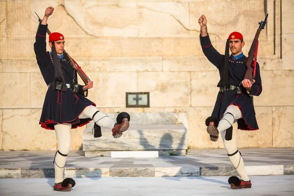 Evzone guarding the Tomb of Unknown Soldier — Stock Photo, Image