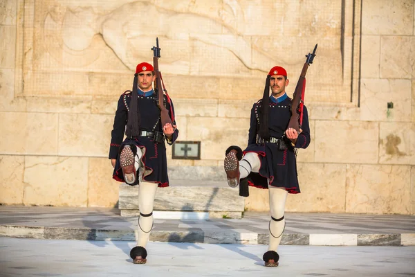 Meçhul asker mezarı koruyan evzone — Stok fotoğraf