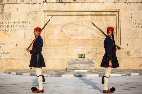 Meçhul asker mezarı koruyan evzone — Stok fotoğraf