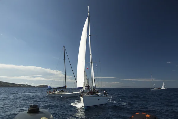 Zeilboten deelnemen aan zeilregatta — Stockfoto