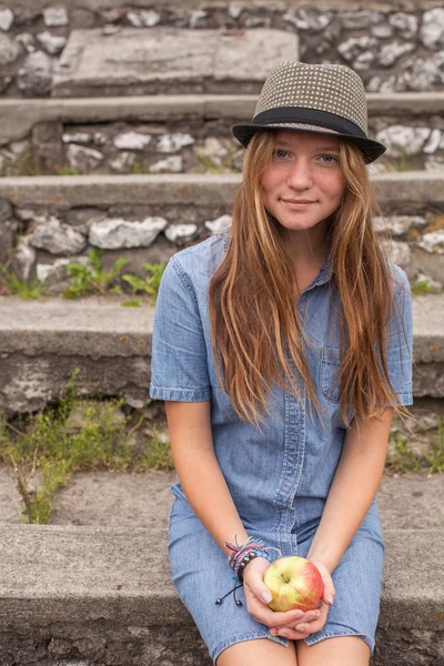 Pretty girl sitting on steps — Stock Photo, Image