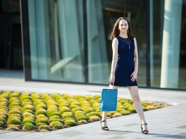 Fille avec sac à provisions dans la rue — Photo