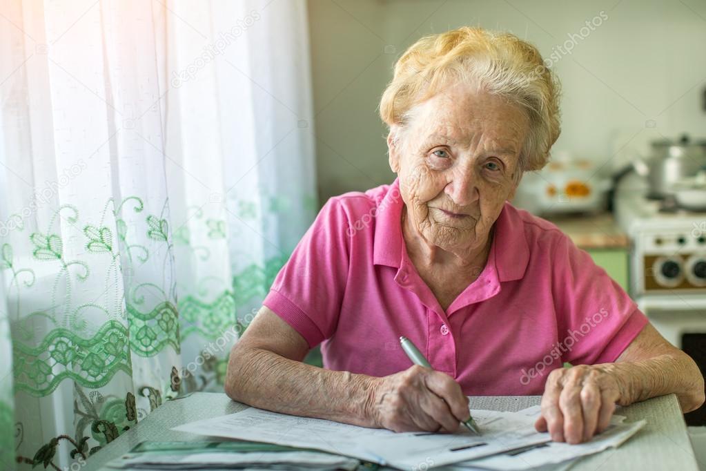 woman with accounts for the payment of utilities.