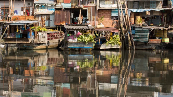 Floating market with reflection in water — Stockfoto