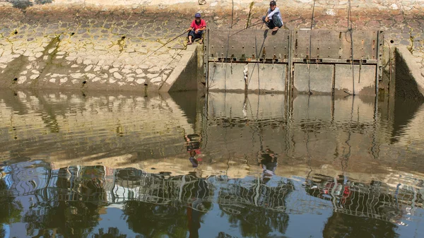 Pescatori che pescano nel fiume Mekong, Vietnam — Foto Stock