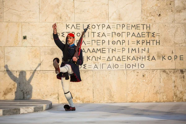 Evzone hlídat Hrob neznámého vojína — Stock fotografie