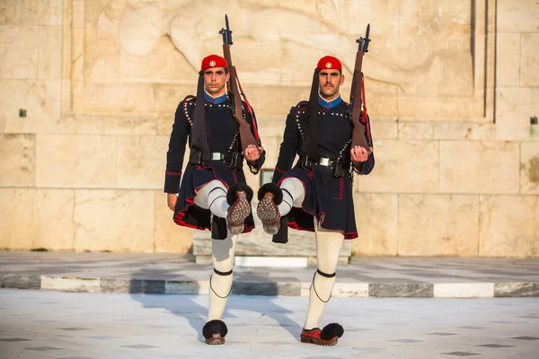 Meçhul asker mezarı koruyan evzone — Stok fotoğraf