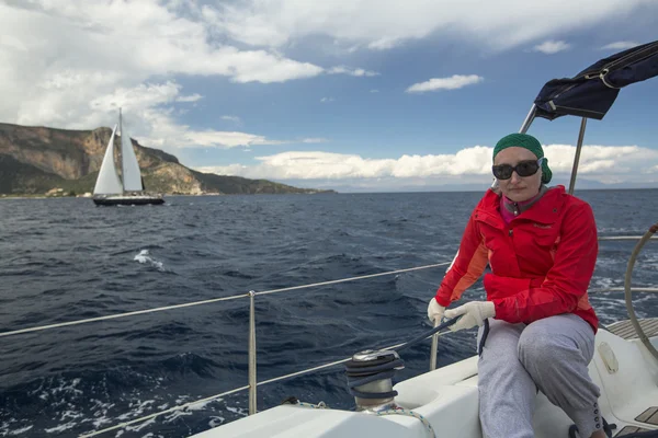 Le marin participe à une régate de voile — Photo