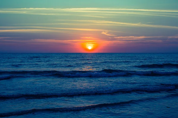 海の上のすばらしい夕日 — ストック写真