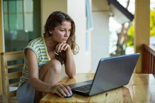 Freelancer vrouw die op laptop werkt — Stockfoto