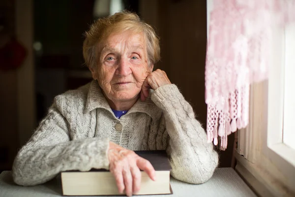 Mulher idosa com um livro — Fotografia de Stock