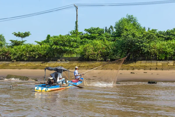 Fischer fischen im Mekong, Vietnam lizenzfreie Stockfotos