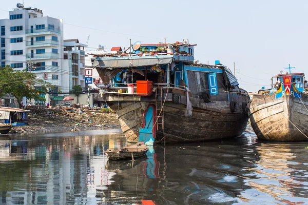 Mercato galleggiante con riflessione in acqua — Foto Stock