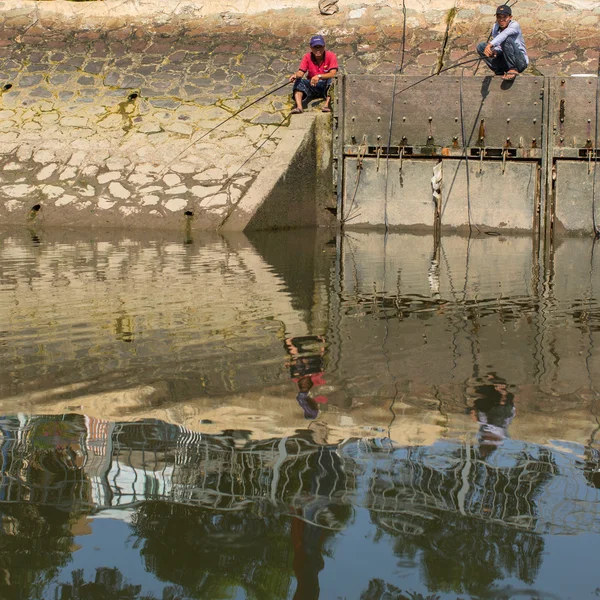 Fishermen fishing in the Mekong river, Vietnam — Stock Photo, Image