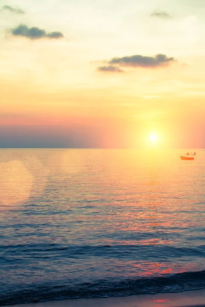 Pôr-do-sol incrível no mar — Fotografia de Stock