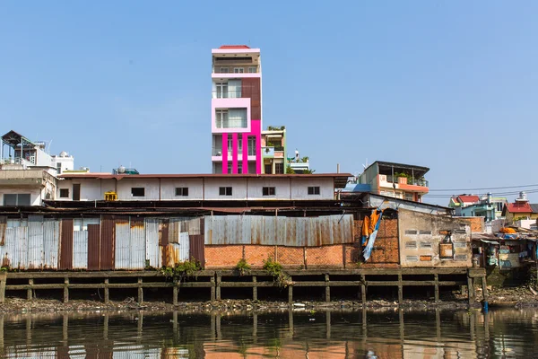 Vista de los barrios pobres de la ciudad desde el río —  Fotos de Stock