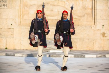 Meçhul asker mezarı koruyan evzone