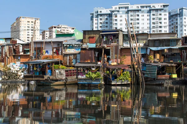 Mercato galleggiante con riflessione in acqua — Foto Stock