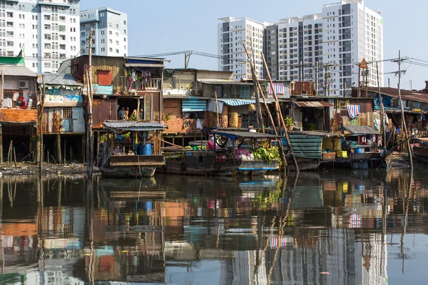 Floating market with reflection in water — Stock Photo, Image