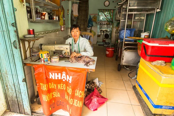 Local woman seamstress worker — Stockfoto