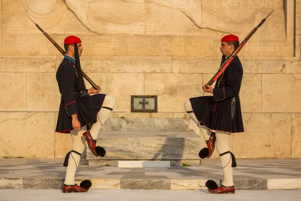 Meçhul asker mezarı koruyan evzone — Stok fotoğraf