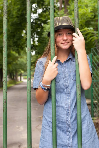 Νεαρό κορίτσι πίσω από το φράχτη — Φωτογραφία Αρχείου