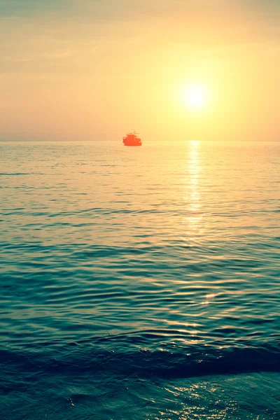 Prachtige zonsondergang op zee. — Stockfoto