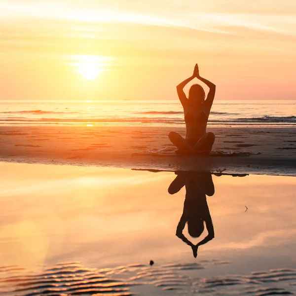 Nő gyakorló jóga a strandon — Stock Fotó