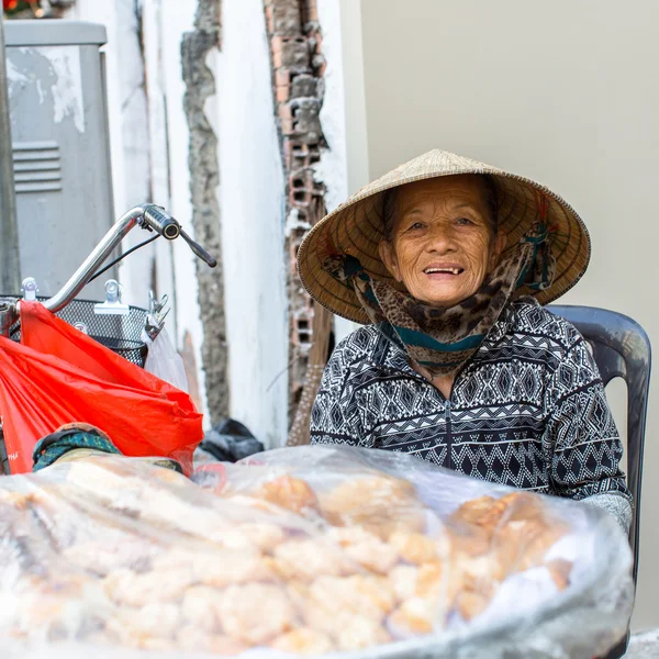 Mulher local vendedor de rua — Fotografia de Stock