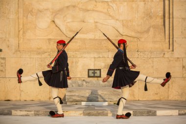 Meçhul asker mezarı koruyan evzone