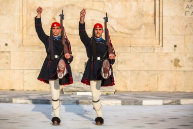 Meçhul asker mezarı koruyan evzone