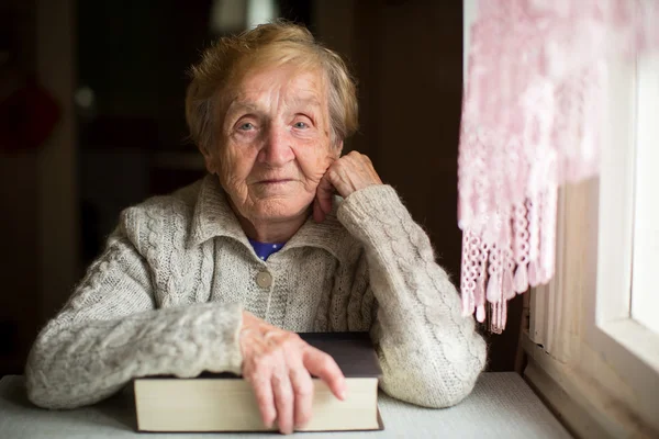 Femme âgée avec un livre — Photo