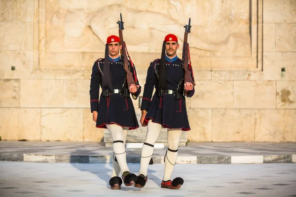 Evzone guarding the Tomb of Unknown Soldier — Stock Photo, Image