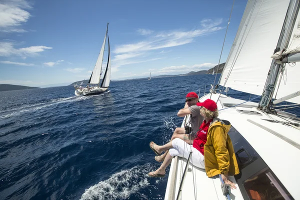 Pelaut berpartisipasi dalam regatta berlayar — Stok Foto