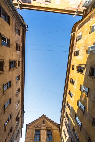 Dziedziniec w starej dzielnicy Sankt Petersburga — Zdjęcie stockowe