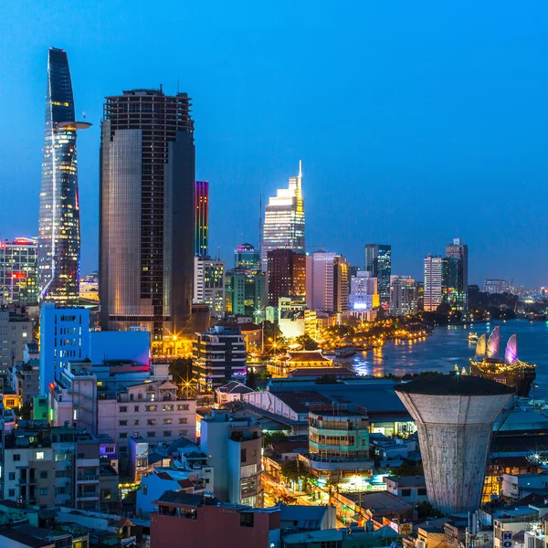 Ho Chi Minh ciudad por la noche — Foto de Stock