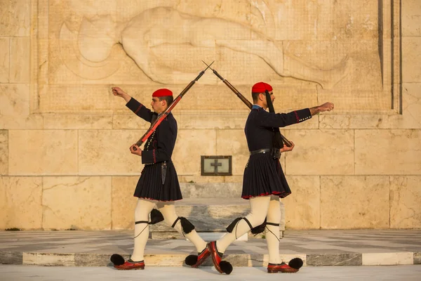 Evzone guarding the Tomb of Unknown Soldier — Stock Photo, Image