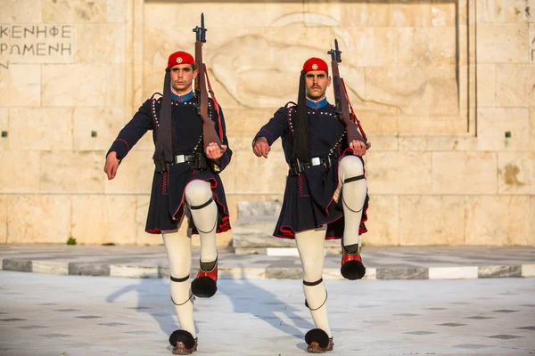 Meçhul asker mezarı koruyan evzone — Stok fotoğraf