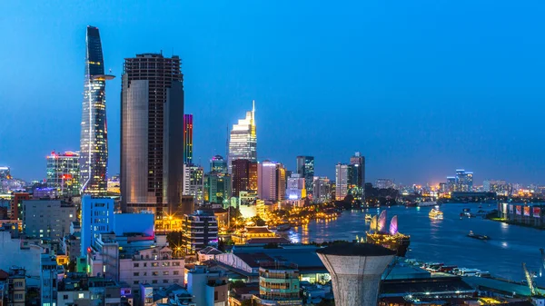 Cidade de Ho Chi Minh à noite — Fotografia de Stock