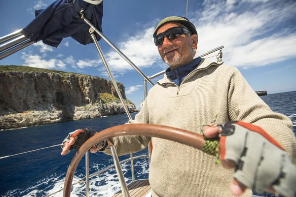 Marinaio partecipa alla regata di vela — Foto Stock