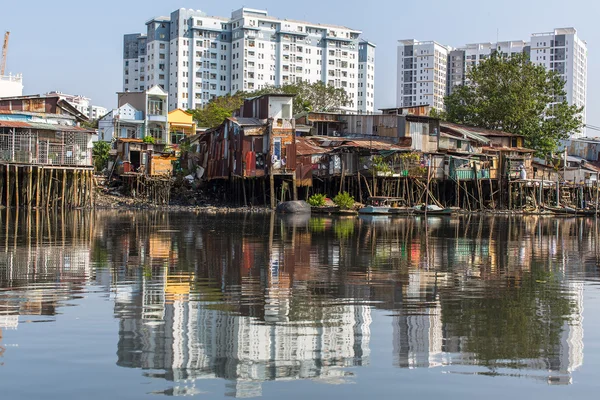 Slums near river. Saigon, Vietnam. — Stockfoto