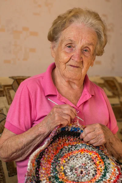 Ältere Frau häkelt. — Stockfoto