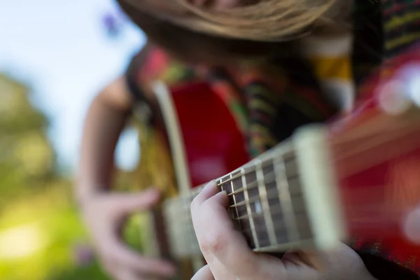 Dziewczyna gra na gitarze — Zdjęcie stockowe