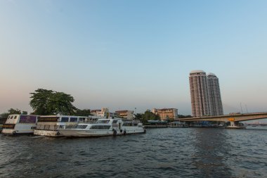 Chao Phraya Nehri üzerinde yerel tekneler