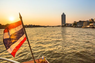 Chao Phraya Nehri üzerinde yerel tekne