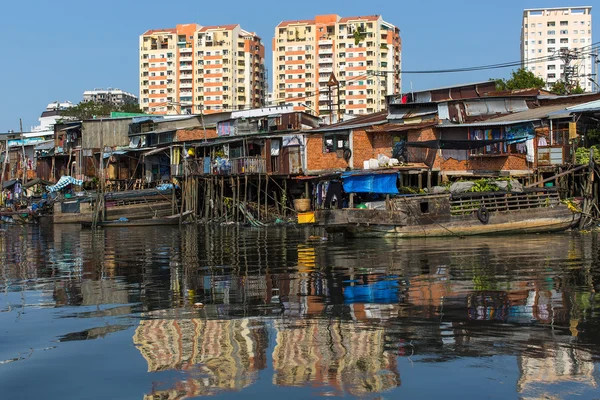 Utsikt över Saigons slummen och nya hus — Stockfoto
