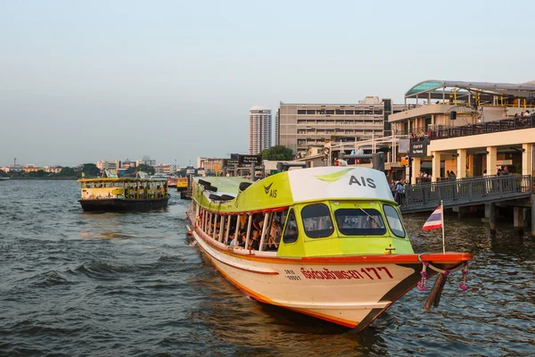Bateaux locaux sur la rivière Chao Phraya — Photo