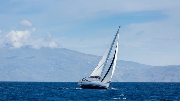 Veleiro participar na regata vela — Fotografia de Stock