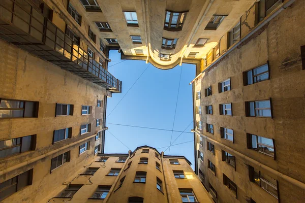 Courtyard in the old district of St. Petersburg — Stock Photo, Image