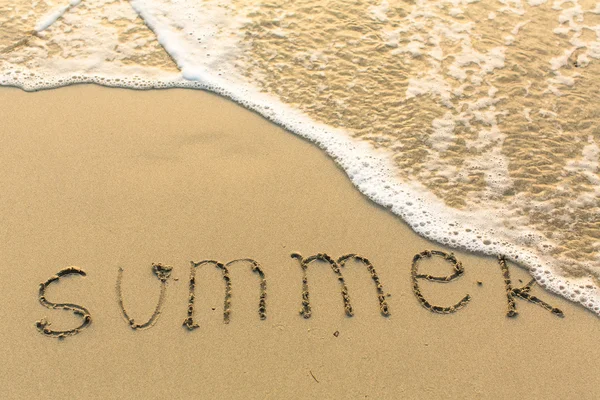 Sommer auf Sand am Strand geschrieben — Stockfoto